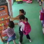 中国の子供が自動販売機を壊す